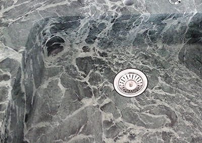 Eine moderne Spüle aus Granit