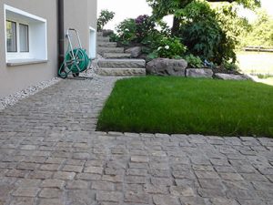 Gepflasterter Vorplatz