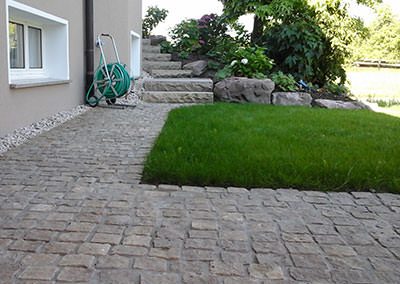 Gepflasterter Vorplatz